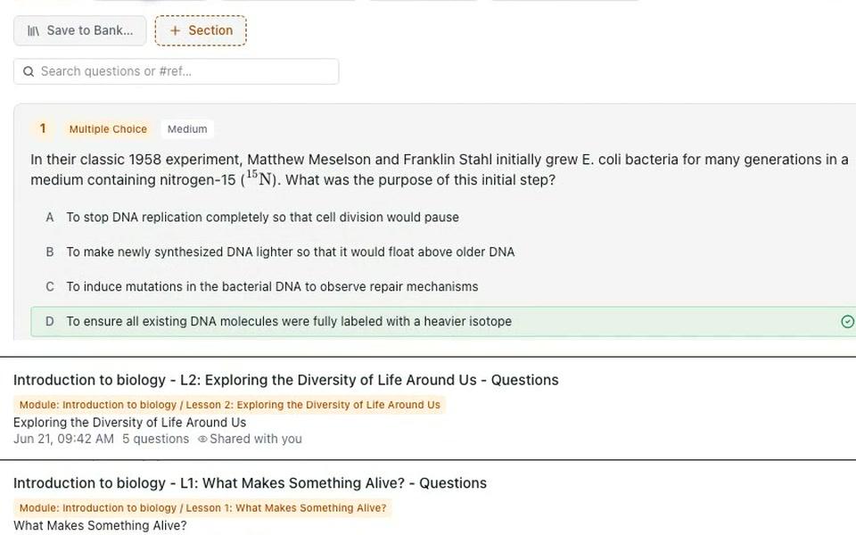 Eine generierte Multiple-Choice-Frage mit markierter richtiger Antwort, Schaltflächen In Bank speichern und Abschnitt sowie Fragensätze, nach Modul und Lektion aufgelistet